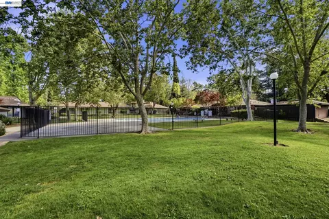 Exterior - 5505 Roundtree Dr #B, Concord, CA 94521 photo 5 of 7