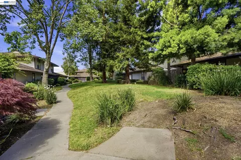 Exterior - 5505 Roundtree Dr #B, Concord, CA 94521 photo 4 of 7