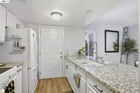 Kitchen - 5505 Roundtree Dr #B, Concord, CA 94521 photo 2 of 3