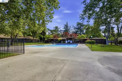 Exterior - 5505 Roundtree Dr #B, Concord, CA 94521 photo 6 of 7