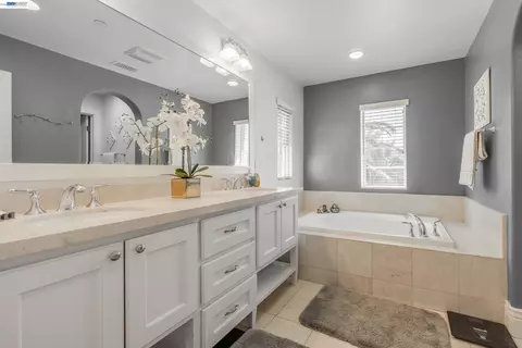 Bath - 908 Smith Ln, Milpitas, CA 95035 photo 3 of 4