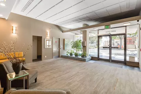 Entry Way - 2550 Dana St #5F, Berkeley, CA 94704 photo 3 of 4