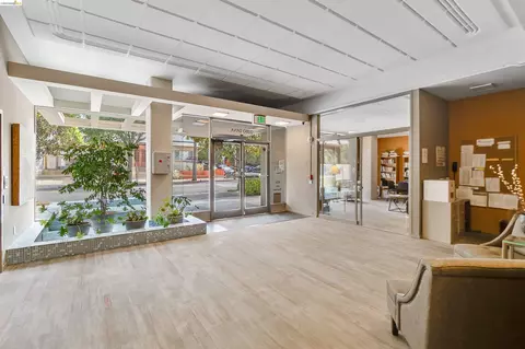 Entry Way - 2550 Dana St #5F, Berkeley, CA 94704 photo 2 of 4