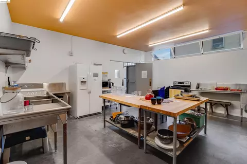 Kitchen - 2550 Dana St #5F, Berkeley, CA 94704 photo 8 of 9