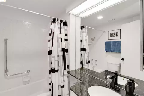 Bath - 2550 Dana St #5F, Berkeley, CA 94704 photo 1 of 2