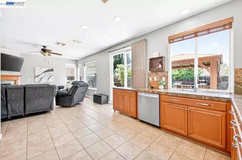Kitchen - 4547 Glenbrook Dr, Tracy, CA 95377 photo 7 of 7