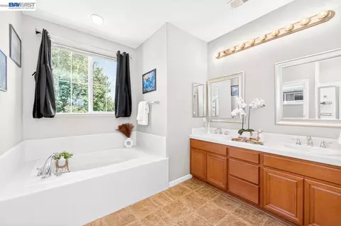 Bath - 4547 Glenbrook Dr, Tracy, CA 95377 photo 1 of 3
