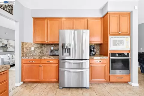 Kitchen - 4547 Glenbrook Dr, Tracy, CA 95377 photo 5 of 7