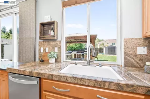 Kitchen - 4547 Glenbrook Dr, Tracy, CA 95377 photo 6 of 7