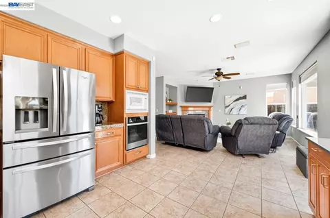 Kitchen - 4547 Glenbrook Dr, Tracy, CA 95377 photo 4 of 7