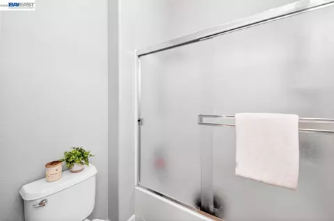 Bath - 4547 Glenbrook Dr, Tracy, CA 95377 photo 2 of 3