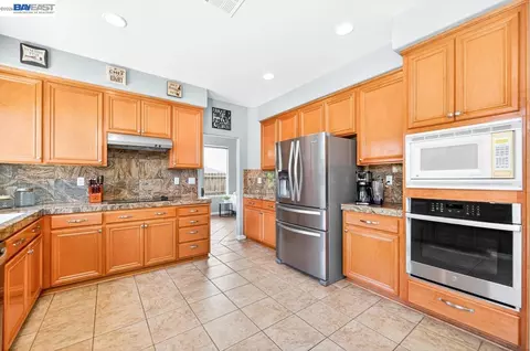 Kitchen - 4547 Glenbrook Dr, Tracy, CA 95377 photo 2 of 7
