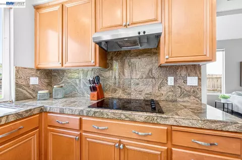 Kitchen - 4547 Glenbrook Dr, Tracy, CA 95377 photo 3 of 7