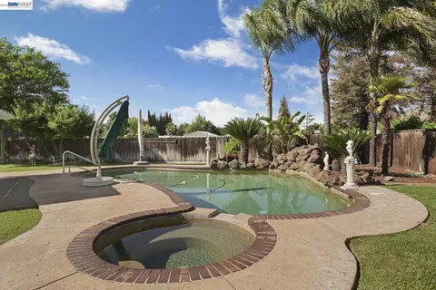 810 Vinewood Dr, Modesto, CA 95351