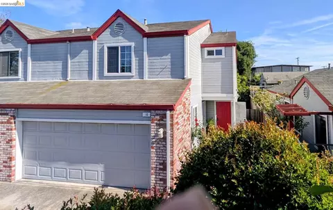 16 Town Sq Pl, Oakland, CA 94603