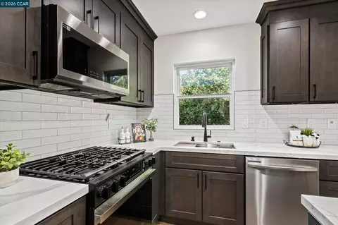 Kitchen - 2027 Castro St, Martinez, CA 94553 photo 4 of 6