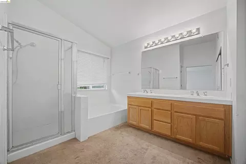 Bath - 184 Bald Eagle Dr, Vacaville, CA 95688 photo 2 of 3