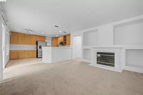 Living - 184 Bald Eagle Dr, Vacaville, CA 95688 photo 5 of 7