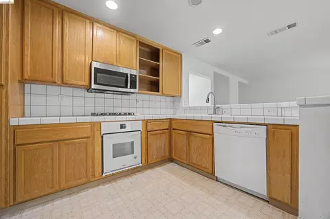 Kitchen - 184 Bald Eagle Dr, Vacaville, CA 95688 photo 3 of 4