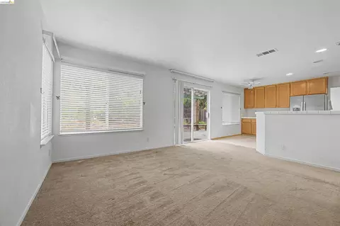 Living - 184 Bald Eagle Dr, Vacaville, CA 95688 photo 6 of 7
