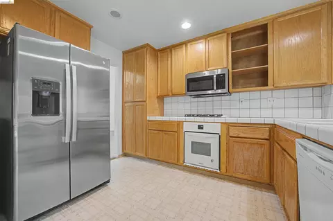 Kitchen - 184 Bald Eagle Dr, Vacaville, CA 95688 photo 2 of 4