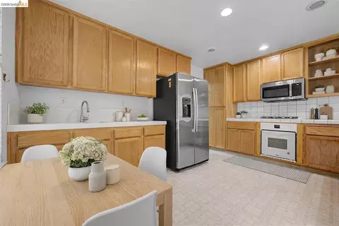 Kitchen - 184 Bald Eagle Dr, Vacaville, CA 95688 photo 4 of 4