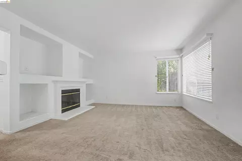 Living - 184 Bald Eagle Dr, Vacaville, CA 95688 photo 4 of 7