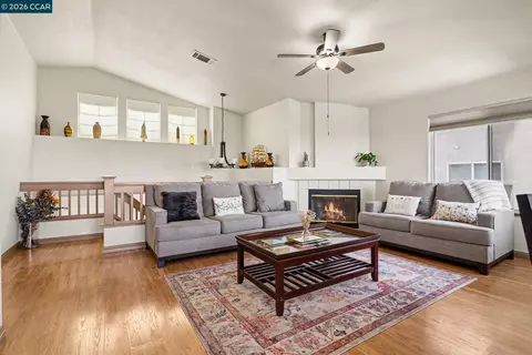 Living - 832 Steffa St, Bay Point, CA 94565 photo 2 of 3