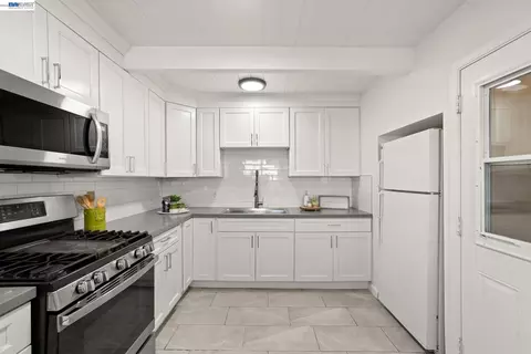 Kitchen - 167 Peninsula Rd, Bay Point, CA 94565 photo 3 of 3