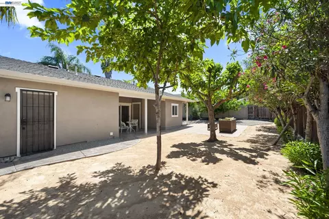 Exterior - 167 Peninsula Rd, Bay Point, CA 94565 photo 7 of 16