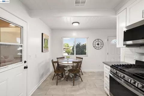 Dining - 167 Peninsula Rd, Bay Point, CA 94565 photo 1 of 3