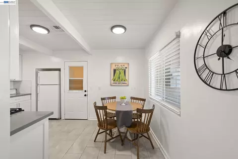 Dining - 167 Peninsula Rd, Bay Point, CA 94565 photo 2 of 3