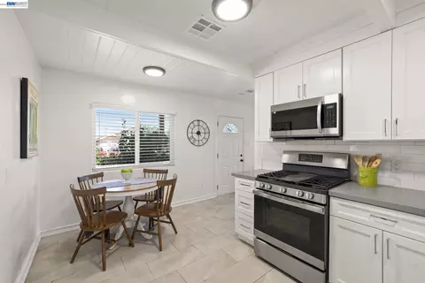 Kitchen - 167 Peninsula Rd, Bay Point, CA 94565 photo 2 of 3