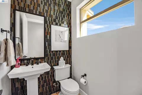 Bath - 5977 Ruby Pl, Dublin, CA 94568 photo 3 of 7