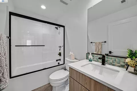 Bath - 5977 Ruby Pl, Dublin, CA 94568 photo 5 of 7