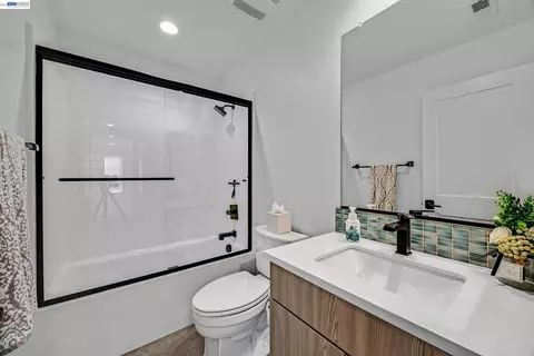 Bath - 5977 Ruby Pl, Dublin, CA 94568 photo 4 of 7