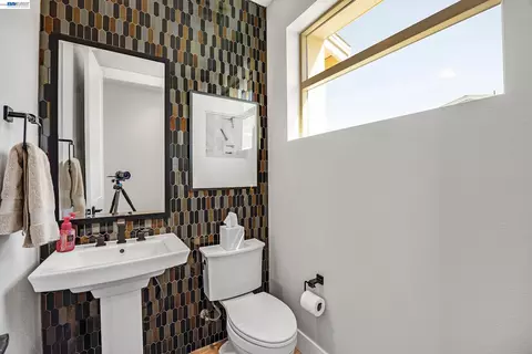 Bath - 5977 Ruby Pl, Dublin, CA 94568 photo 2 of 7