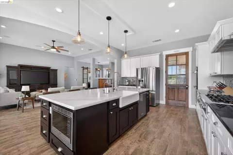Kitchen - 2151 Bartels Dr, Knightsen, CA 94548 photo 5 of 7