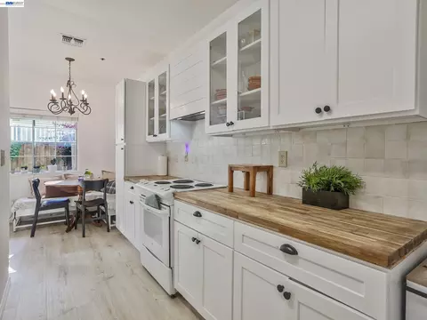 Kitchen - 88 Manchester Dr, Fairfield, CA 94533 photo 2 of 4