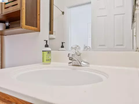 Bath - 88 Manchester Dr, Fairfield, CA 94533 photo 2 of 3