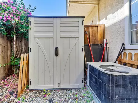 Exterior - 88 Manchester Dr, Fairfield, CA 94533 photo 4 of 9