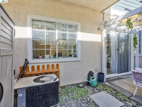 Exterior - 88 Manchester Dr, Fairfield, CA 94533 photo 5 of 9