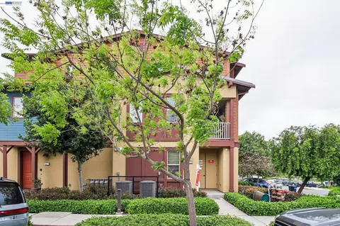 601 Sandalwood Dr #2, Livermore, CA 94551