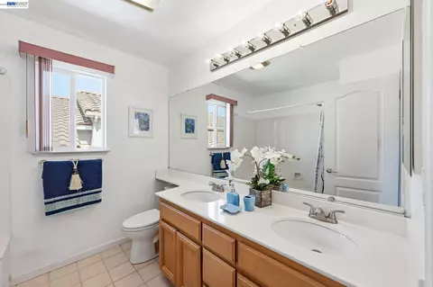 Bath - 17 Miranda Ct, Alameda, CA 94502 photo 7 of 9