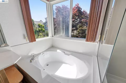 Bath - 17 Miranda Ct, Alameda, CA 94502 photo 4 of 9