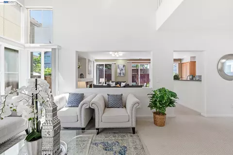 Living - 17 Miranda Ct, Alameda, CA 94502 photo 1 of 4