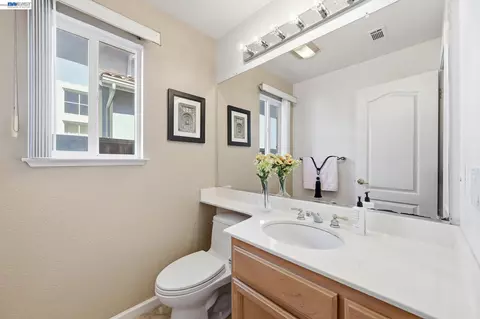 Bath - 17 Miranda Ct, Alameda, CA 94502 photo 9 of 9
