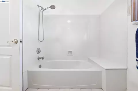 Bath - 17 Miranda Ct, Alameda, CA 94502 photo 8 of 9
