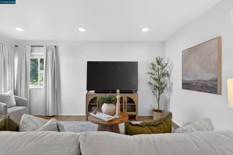 Living - 1891 Gilly Ln, Concord, CA 94518 photo 2 of 4
