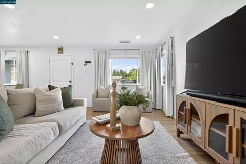 Living - 1891 Gilly Ln, Concord, CA 94518 photo 3 of 4